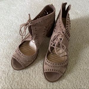 Vince Camuto Block Heel Shoe